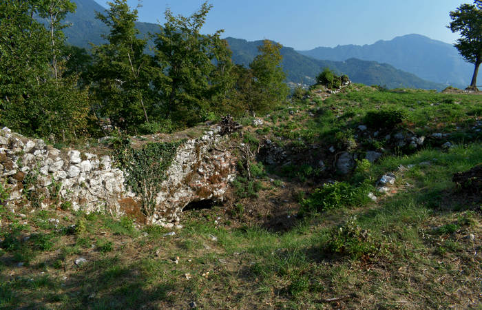 Sentiero dell'Antica Pieve al Castello di Pievebelvicino a Torrebelvicino, Val Leogra Pasubio