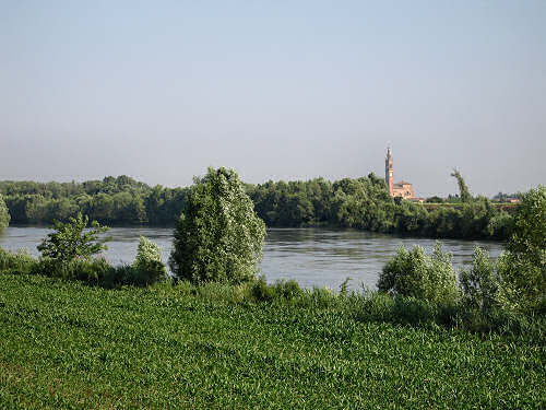 cicloturismo, argini del fiume Adige nei pressi di Castelbaldo