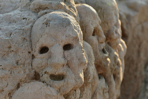 Scogliera Viva, sculture nella massicciata lungomare di Caorle