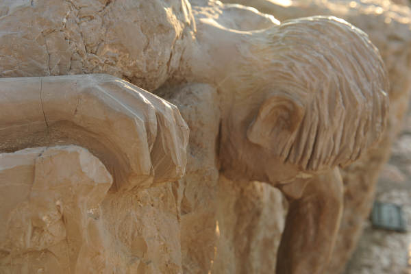 Scogliera Viva, sculture nella massicciata lungomare di Caorle