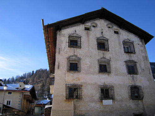 palazzo Ghizzali ex sede delle Miniere del Fursil a Colle Santa Lucia