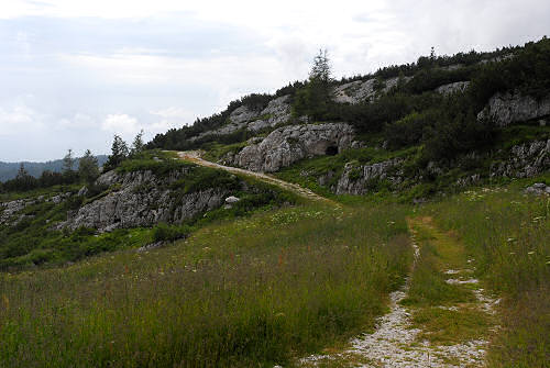foto escursione storica piazzale Lozze, Caldiera, monte Ortigara, chiesetta Lozze
