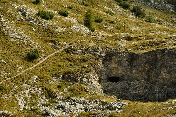 Lozze, Campi Lussi, Valle Agnella, monte Ortigara, chiesetta Lozze