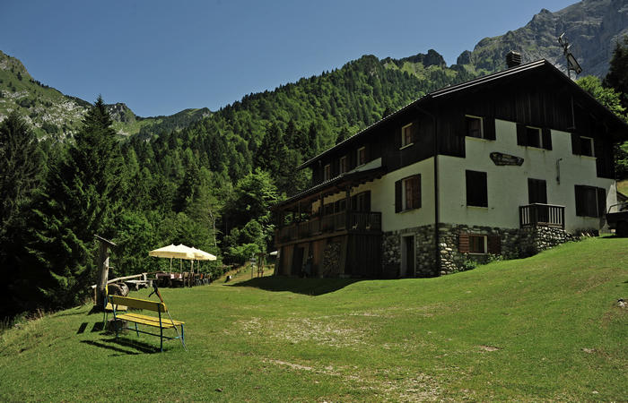 Rifugio Furio Bianchet al Pian dei Gat in Val Vescovà nel versante nord del monte Schiara, Parco Nazionale Dolomiti Bellunesi