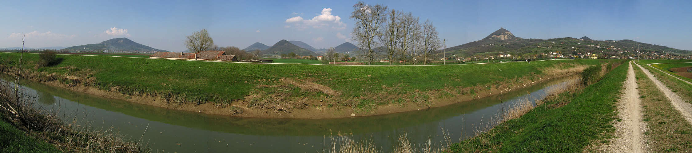 Este lungo l'argine del fiume Frassine-Guà, sullo sfondo i Colli Euganei