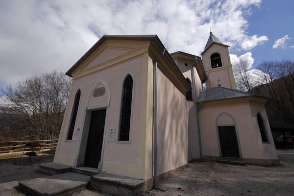 Lago Santa Croce, Farra d'Alpago, Santuario Madonna del Runal