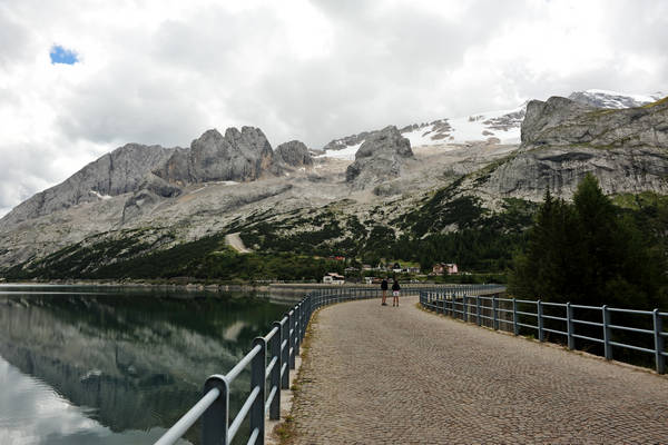 lago di Fedaia e ghiacciaio della Marmolada