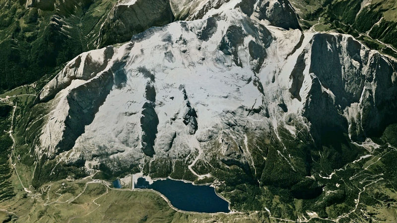 lago di Fedaia e ghiacciaio della Marmolada