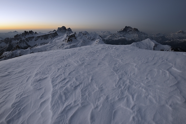 tramonto, notte e alba invernali dal Lagazuoi Piccolo verso le Dolomiti Ampezzane