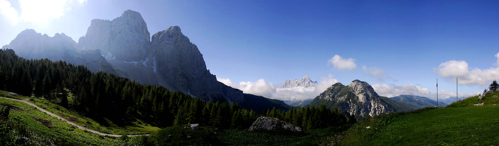 dal rifugio Citt&agrave; di Fiume verso il Pelmo-Pelmetto e la Val Fiorentina