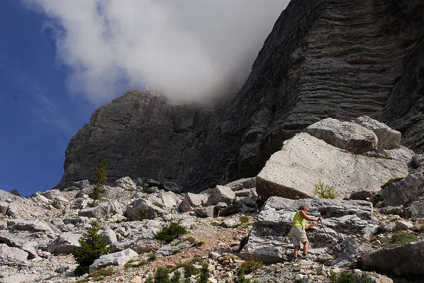 impronte di Dinosauri nel masso di frana al Pelmetto