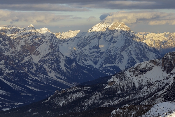 tramonto, notte e alba invernali dal Lagazuoi Piccolo verso le Dolomiti Ampezzane