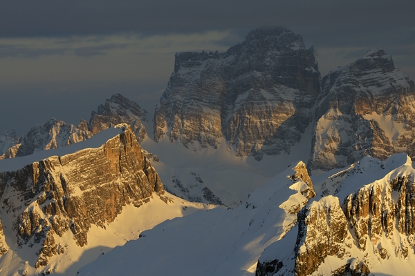 tramonto, notte e alba invernali dal Lagazuoi Piccolo verso le Dolomiti Ampezzane