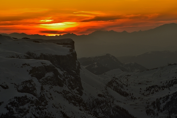 tramonto, notte e alba invernali dal Lagazuoi Piccolo verso le Dolomiti Ampezzane