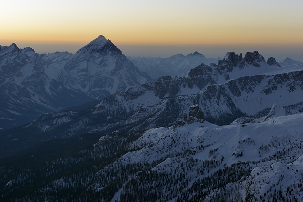 tramonto, notte e alba invernali dal Lagazuoi Piccolo verso le Dolomiti Ampezzane