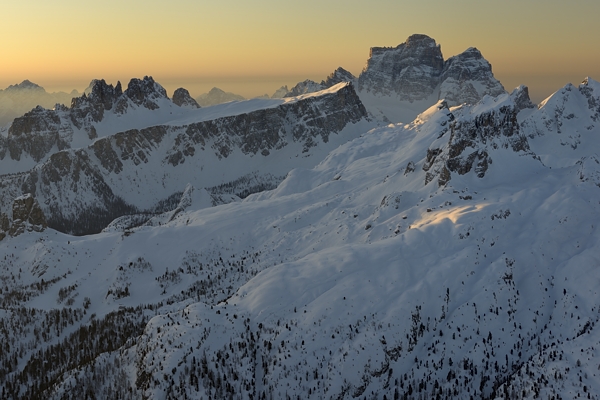 tramonto, notte e alba invernali dal Lagazuoi Piccolo verso le Dolomiti Ampezzane