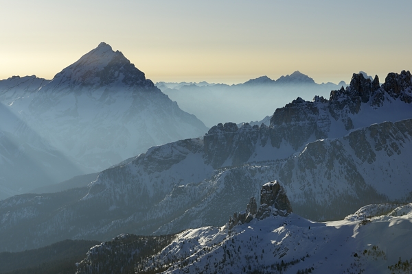 tramonto, notte e alba invernali dal Lagazuoi Piccolo verso le Dolomiti Ampezzane