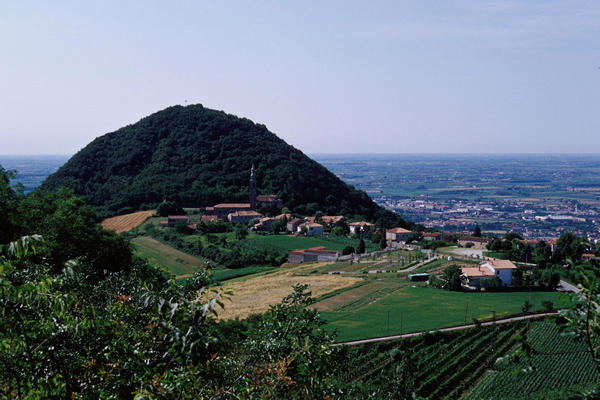 la sella di Calaone e in basso Este