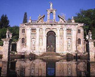 Portone sul giardino storico di Villa Barbarigo a Valsanzibio