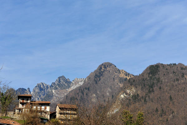 Montagne con sfondo verso le Dolomiti Bellunesi della Val Canzoi