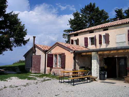 rifugio Alpe Madre ai Colli Alti Col Fenilon nel monte Grappa