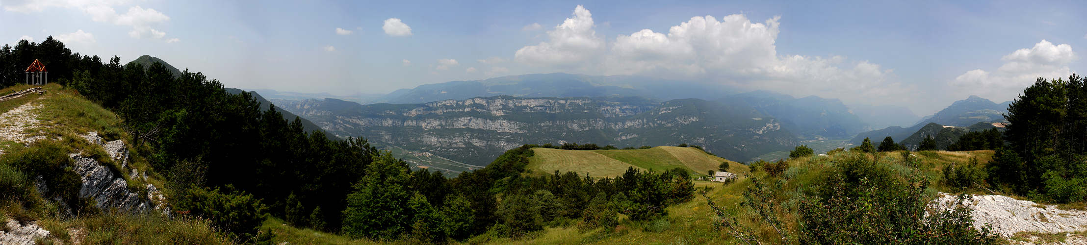 Breonio di Fumane, panoramica dal monte Crocetta verso la Val d'Adige ed il monte Baldo