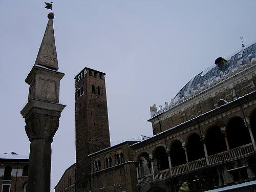 Padova, il palazzo della Ragione, il Salone, le piazze Erbe Frutta