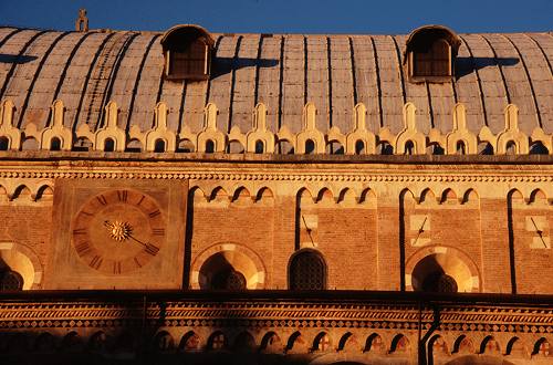 Padova, il palazzo della Ragione, il Salone, le piazze Erbe Frutta