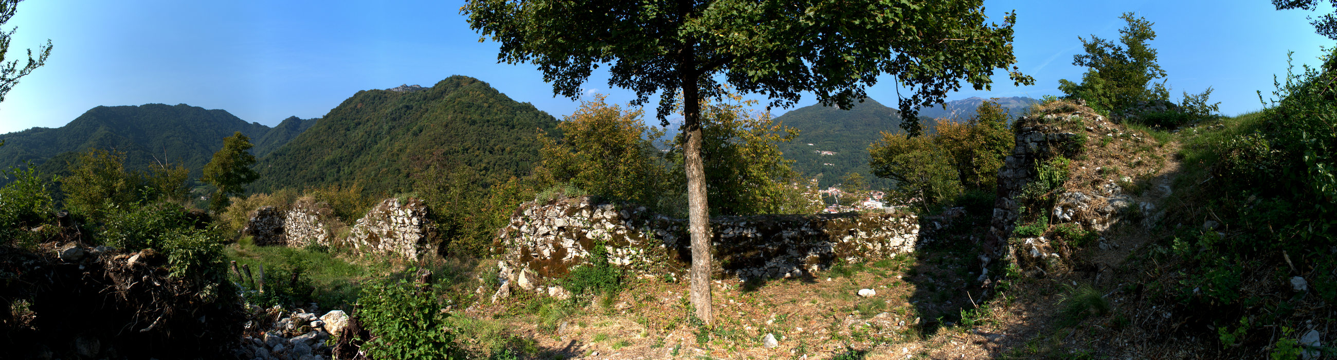 ruderi del castello di Pievebelvicino a Torrebelvicino, Val Leogra, Alto Vicentino