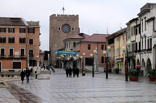 Mestre, piazza Ferretto e il Castello di Mestre
