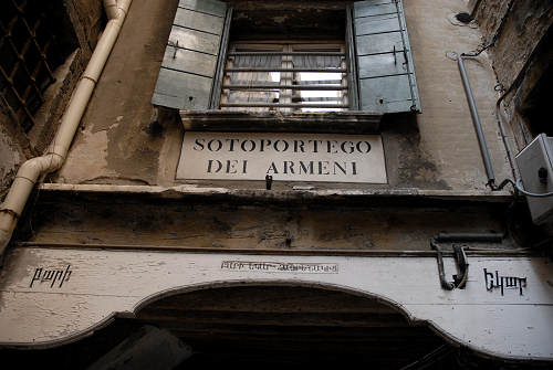 Venezia, calle e sotoportego dei Armeni
