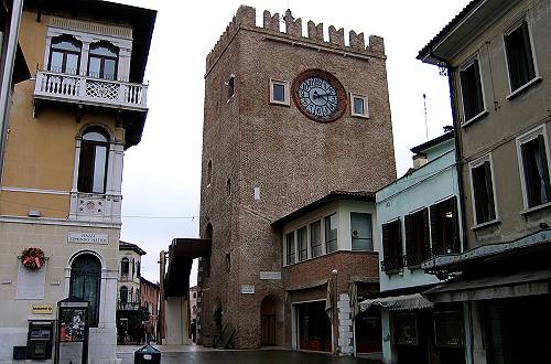 Mestre, piazza Ferretto e il Castello di Mestre