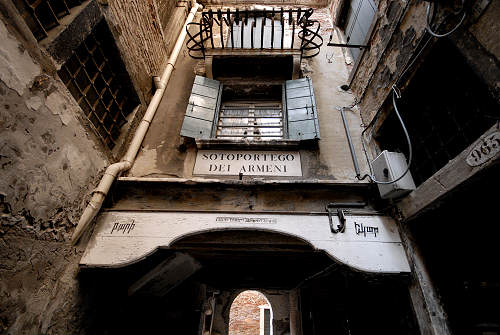 Venezia, calle e sotoportego dei Armeni